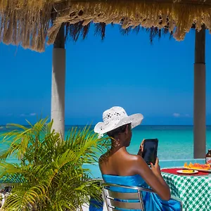 https://legends-beach-resort.hotelsmontegobay.org